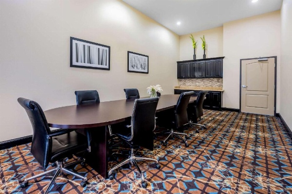 La Quinta Inn & Suites by Wyndham Marshall image 10