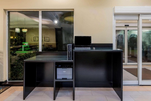 La Quinta Inn & Suites by Wyndham Marshall Main image