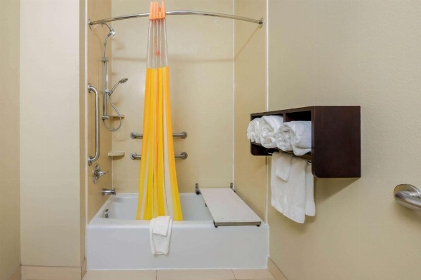 La Quinta Inn & Suites by Wyndham Marshall image 27