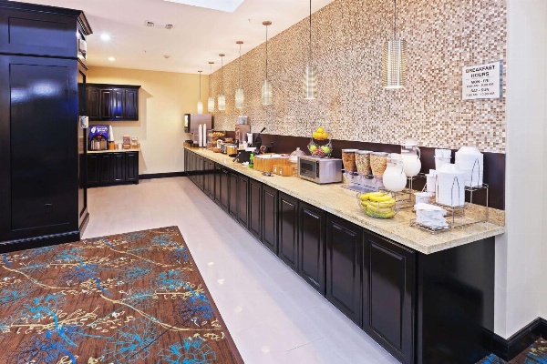 La Quinta Inn & Suites by Wyndham Marshall image 4