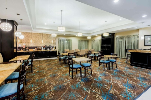 La Quinta Inn & Suites by Wyndham Marshall image 5