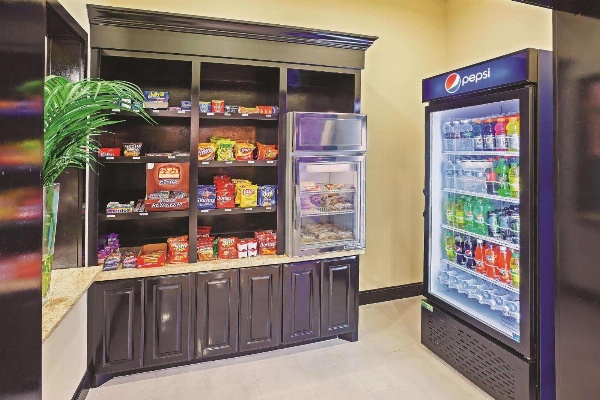 La Quinta Inn & Suites by Wyndham Marshall image 6