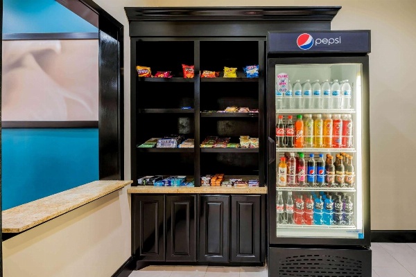 La Quinta Inn & Suites by Wyndham Marshall image 7