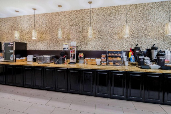 La Quinta Inn & Suites by Wyndham Marshall image 8