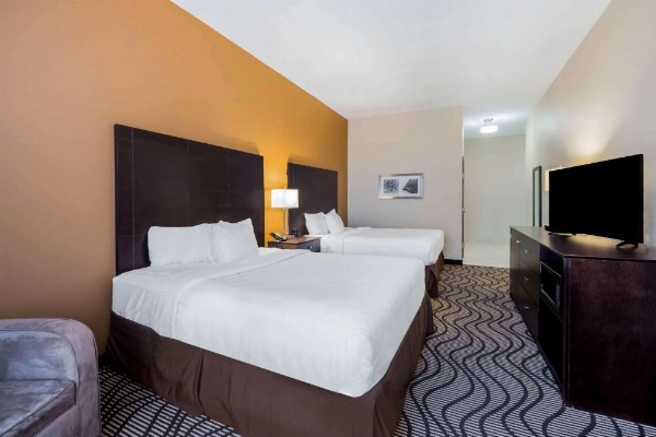 La Quinta Inn & Suites by Wyndham Marshall image 9